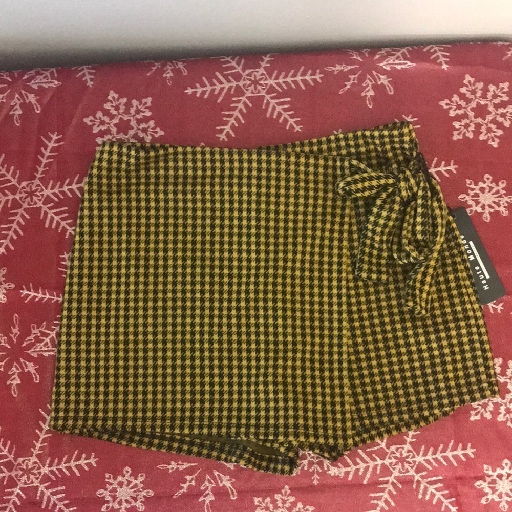 NWT Haute Mode black and Yellow skort junior size small